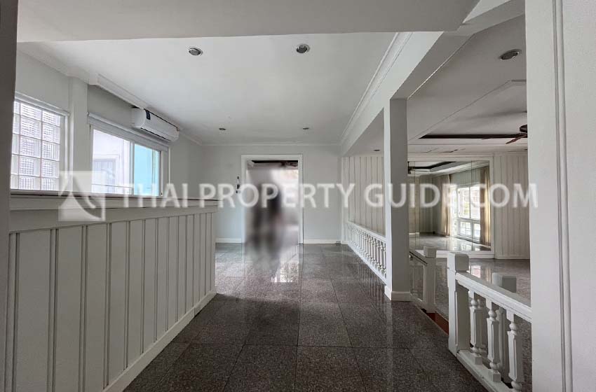 House with Shared Pool in Srinakarin 